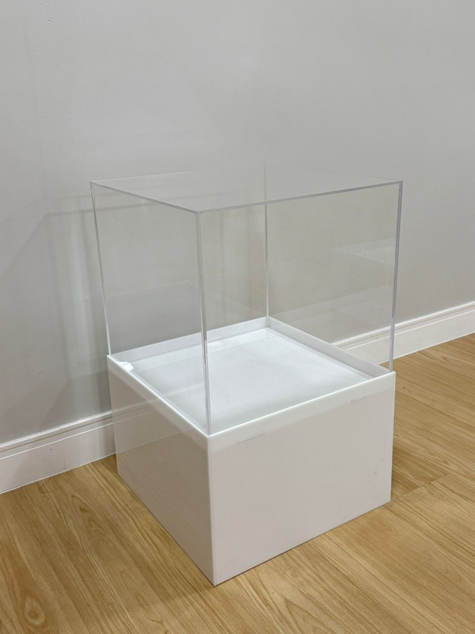 Cubo Acrílico Médio C/ Base Branca - Selminha Lokfest