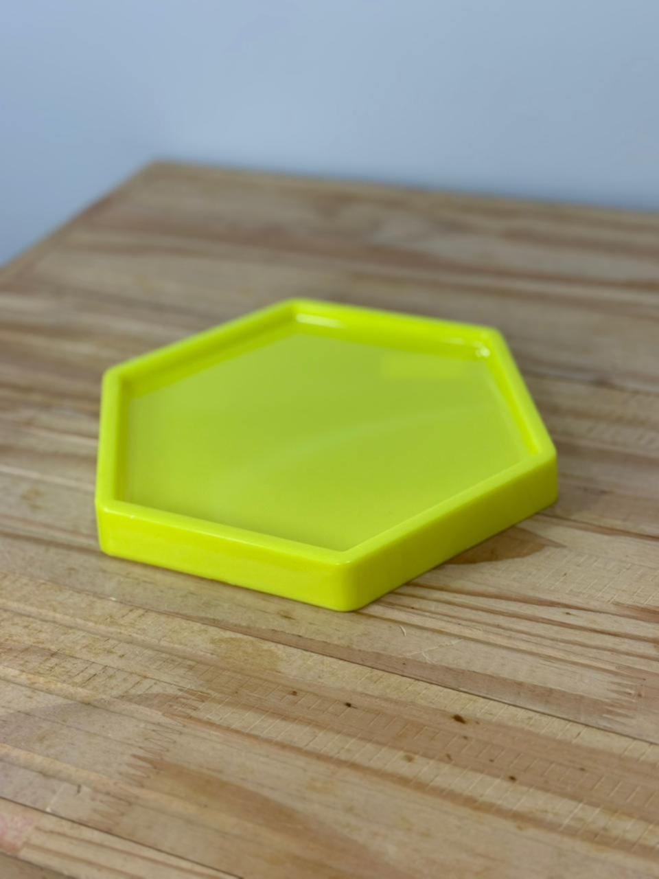 Bandeja Sextavada Plástica Amarelo Fluorescente G (18X20) - Selminha Lokfest