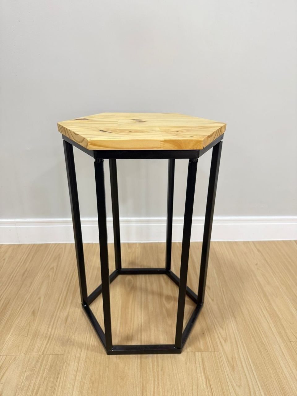Mesa de Ferro Sextavada Preta (Pequena) - Selminha Lokfest