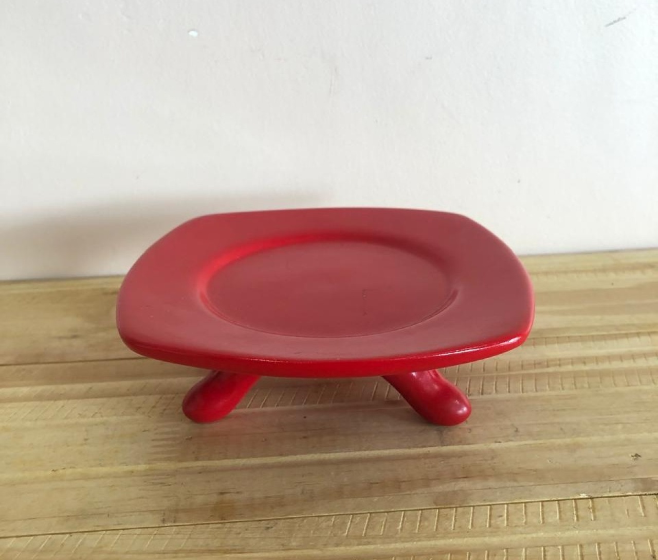 Bandeja Redonda C/ Pés Cerâmica Vermelha Mini (15X5) - Selminha Lokfest