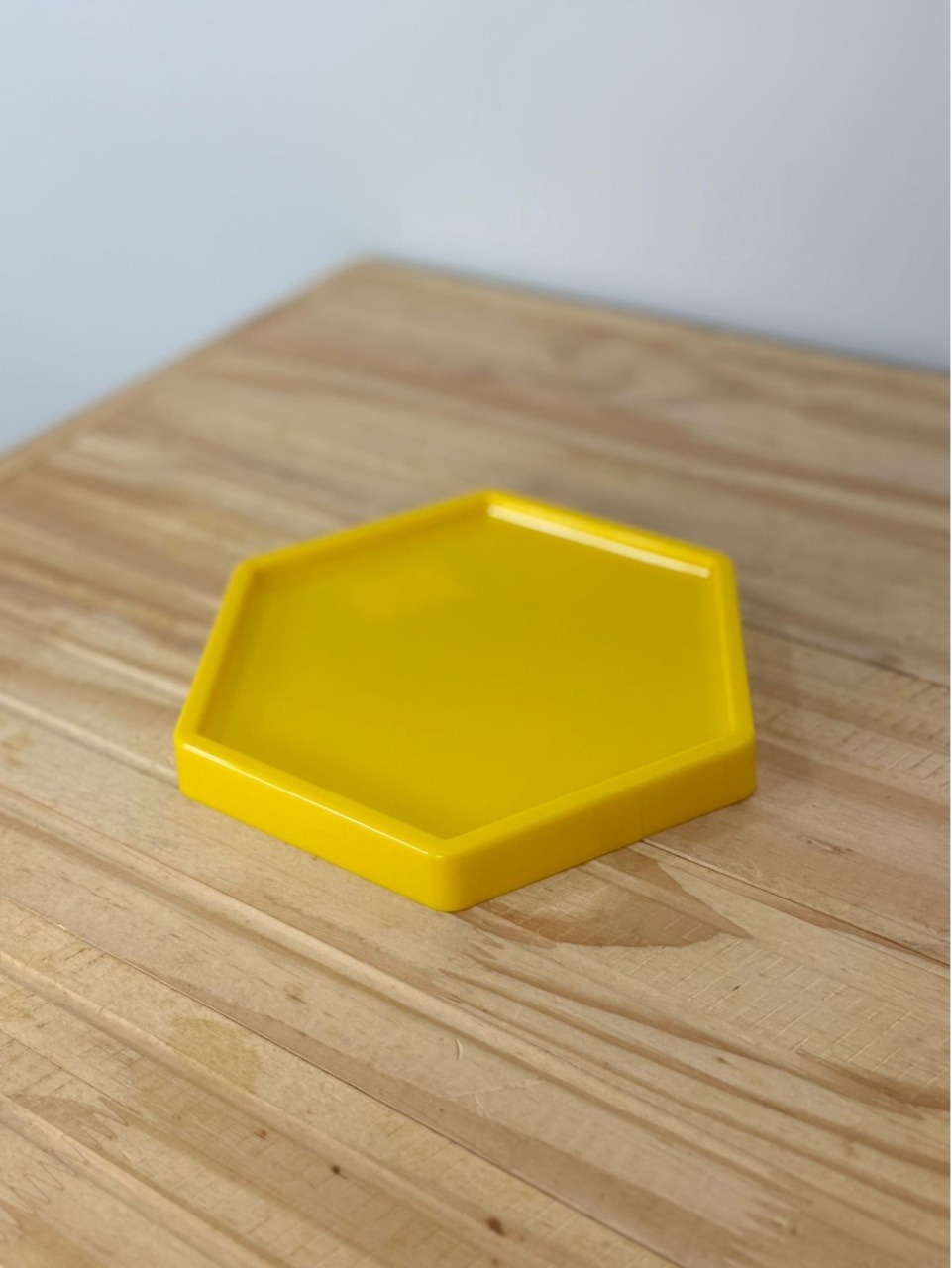 Bandeja Sextavada Plástica Amarelo P (16X18) - Selminha Lokfest