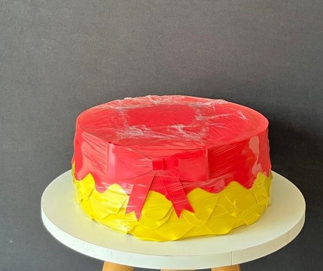 Bolo Fake Vermelho E Amarelo - Andréa Marques Pegue e Monte
