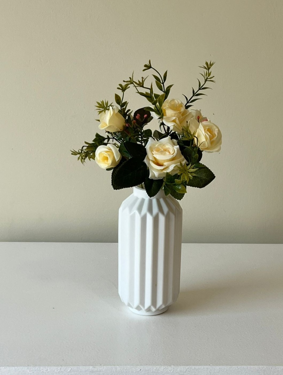 Vaso M Branco C/ Flores - Andréa Marques Pegue e Monte