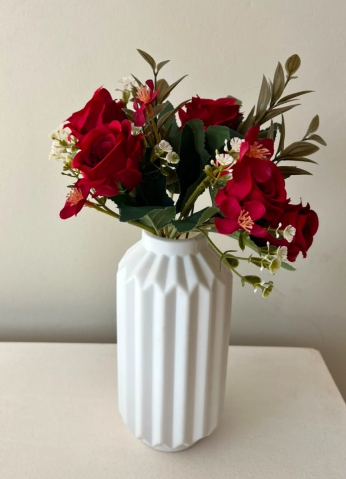 Vaso Branco M C Flores Vermelha - Andréa Marques Pegue e Montehttps://loquefacil.com/orders/panel