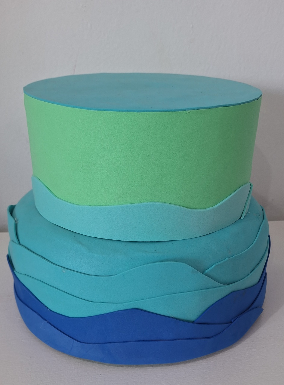 Bolo Fake Onda Azul/ Verde - SonikaDecoracaohttps://wa.me/message/Q2BS5PB4ZSIYH1