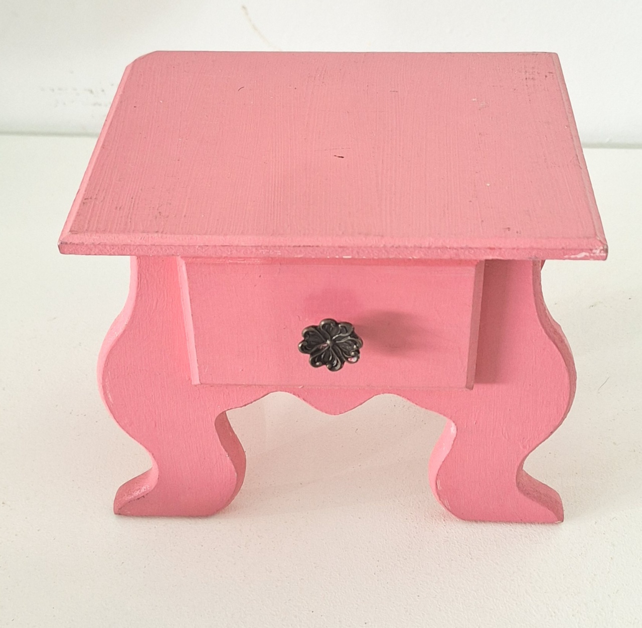 Mini Criado Mudo Rosa - SonikaDecoracaohttps://wa.me/message/Q2BS5PB4ZSIYH1