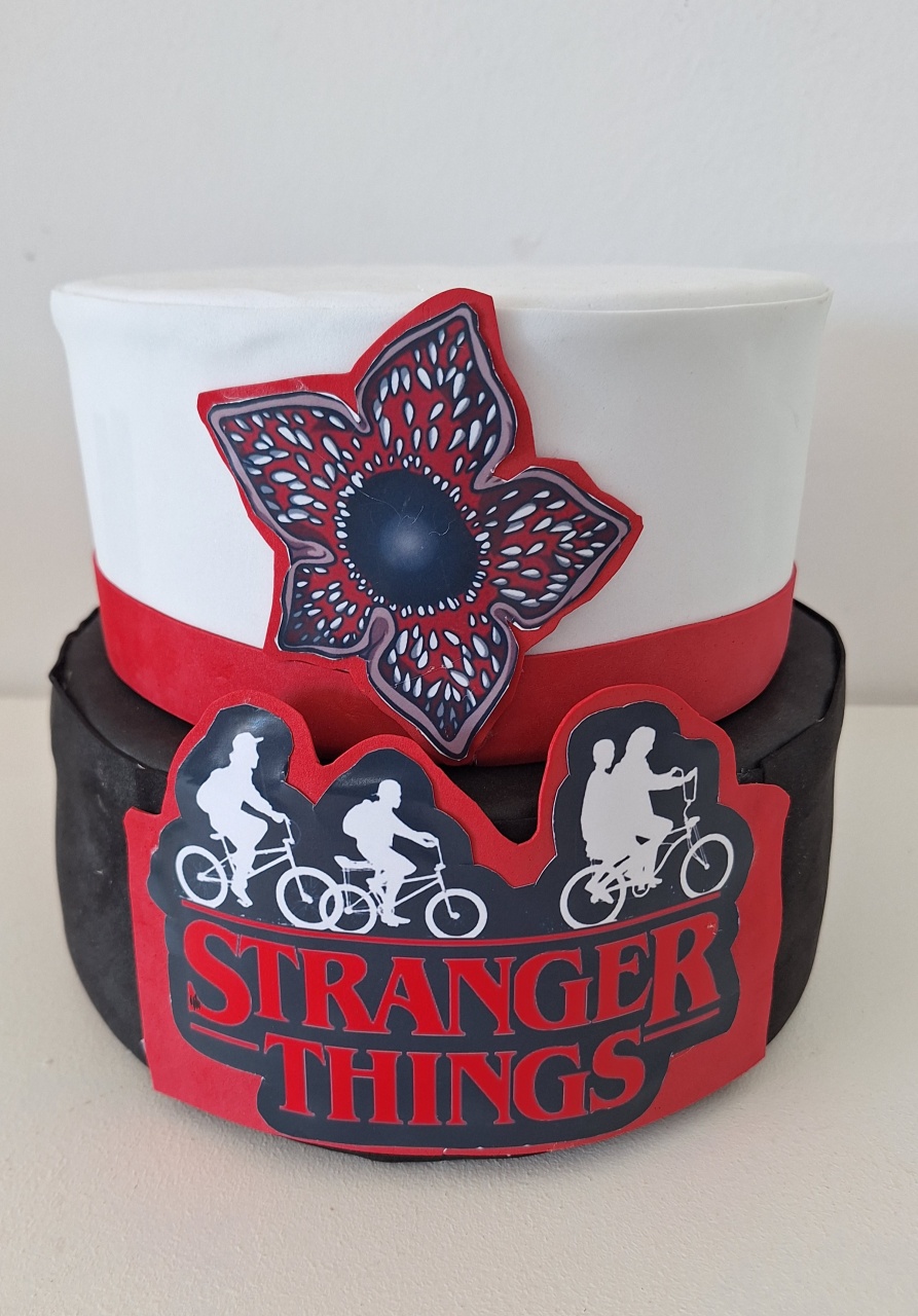 Bolo Fake Stranger Things - SonikaDecoracaohttps://wa.me/message/Q2BS5PB4ZSIYH1