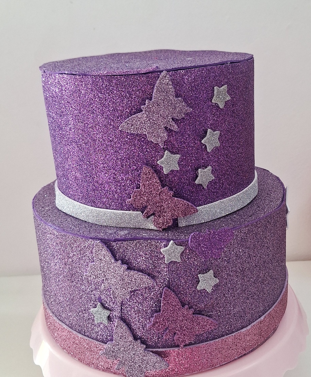 Bolo Fake Glitter Roxo - SonikaDecoracaohttps://wa.me/message/Q2BS5PB4ZSIYH1