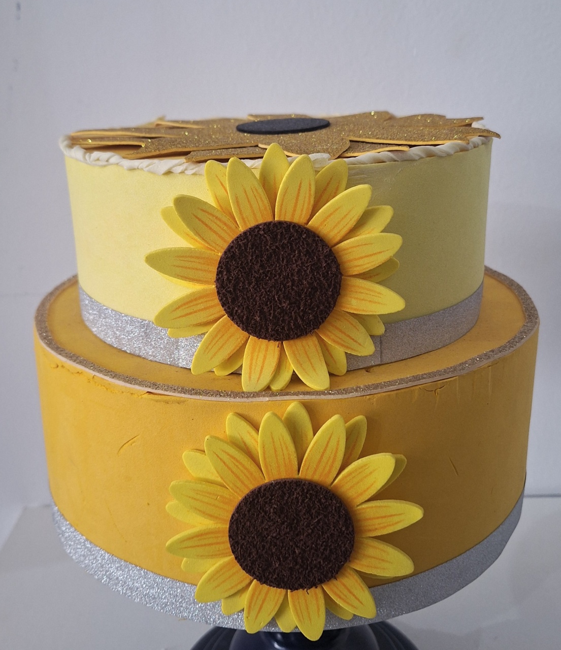 Bolo Fake Girasol - SonikaDecoracaohttps://wa.me/message/Q2BS5PB4ZSIYH1