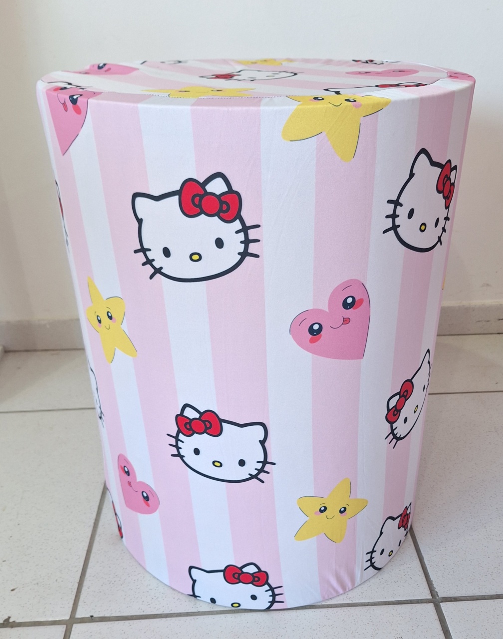 Capa Cilindro Hello Kitty M - SonikaDecoracaohttps://wa.me/message/Q2BS5PB4ZSIYH1