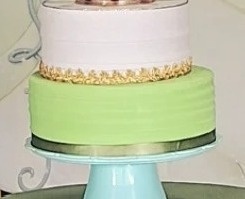 Bolo Fake Verde Branco/Dou - SonikaDecoracaohttps://wa.me/message/Q2BS5PB4ZSIYH1