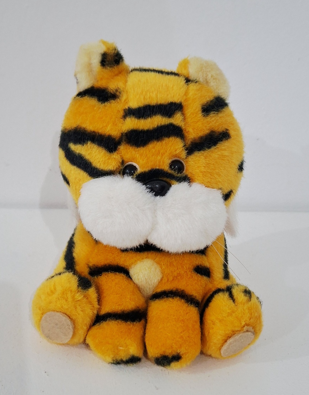 Pelucia Tigre Sentado - SonikaDecoracaohttps://wa.me/message/Q2BS5PB4ZSIYH1