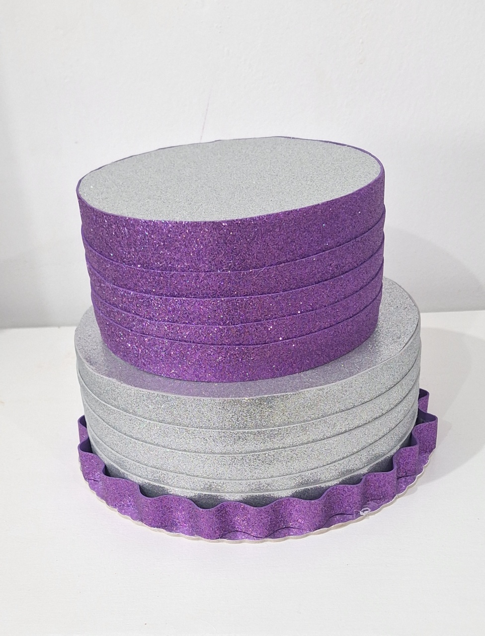 Bolo Fake Lilas/Prata - SonikaDecoracaohttps://wa.me/message/Q2BS5PB4ZSIYH1