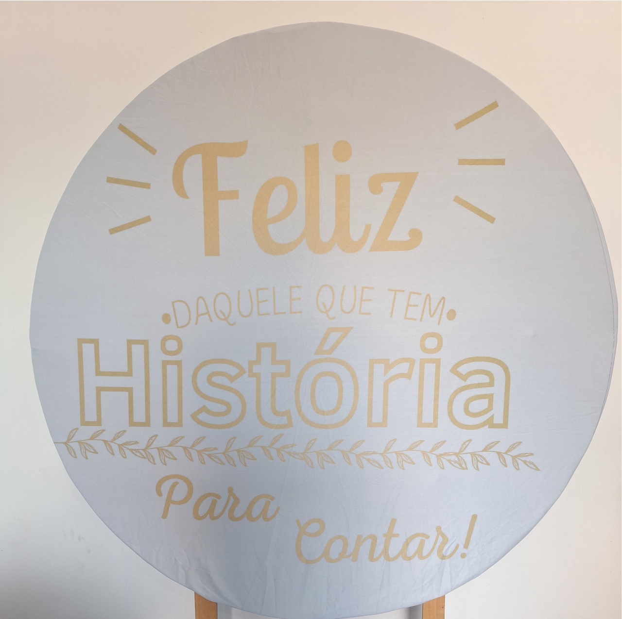 Painel Feliz D Q Tem Historia P Contar - SonikaDecoracaohttps://wa.me/message/Q2BS5PB4ZSIYH1