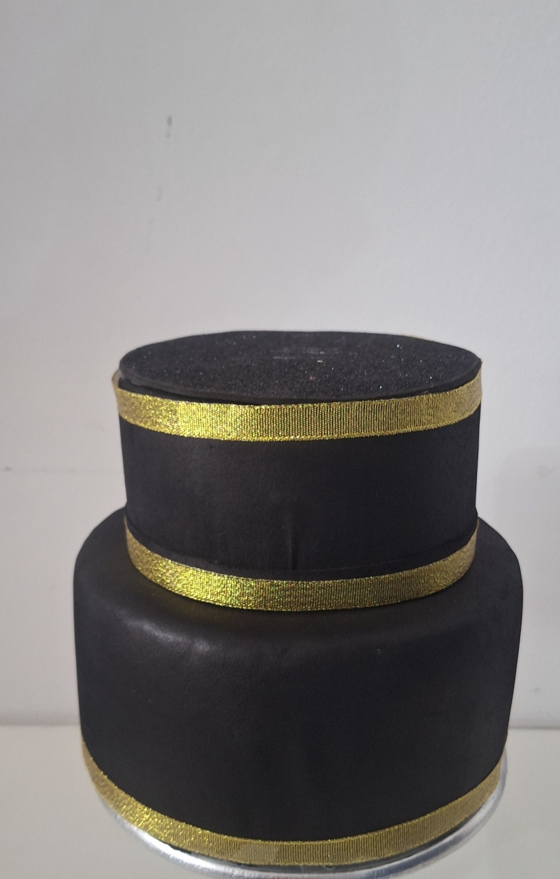 Bolo Fake Preto /Dourado - SonikaDecoracaohttps://wa.me/message/Q2BS5PB4ZSIYH1