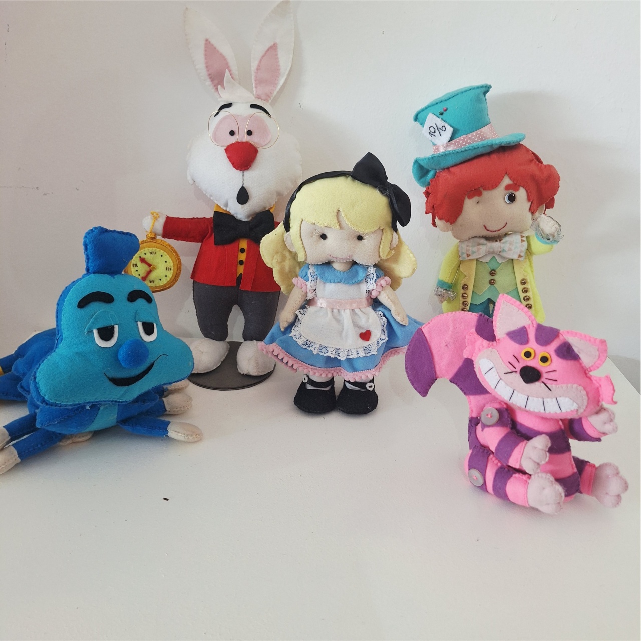 Personagem Pais da Maravilha Alice - SonikaDecoracaohttps://wa.me/message/Q2BS5PB4ZSIYH1