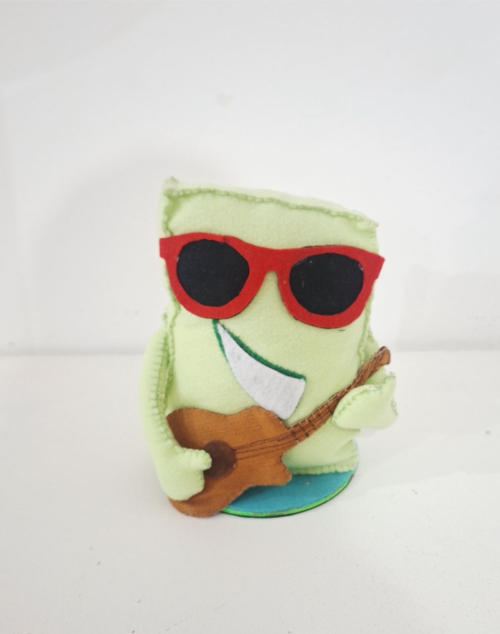 Personagem Tropical Violão - SonikaDecoracaohttps://wa.me/message/Q2BS5PB4ZSIYH1