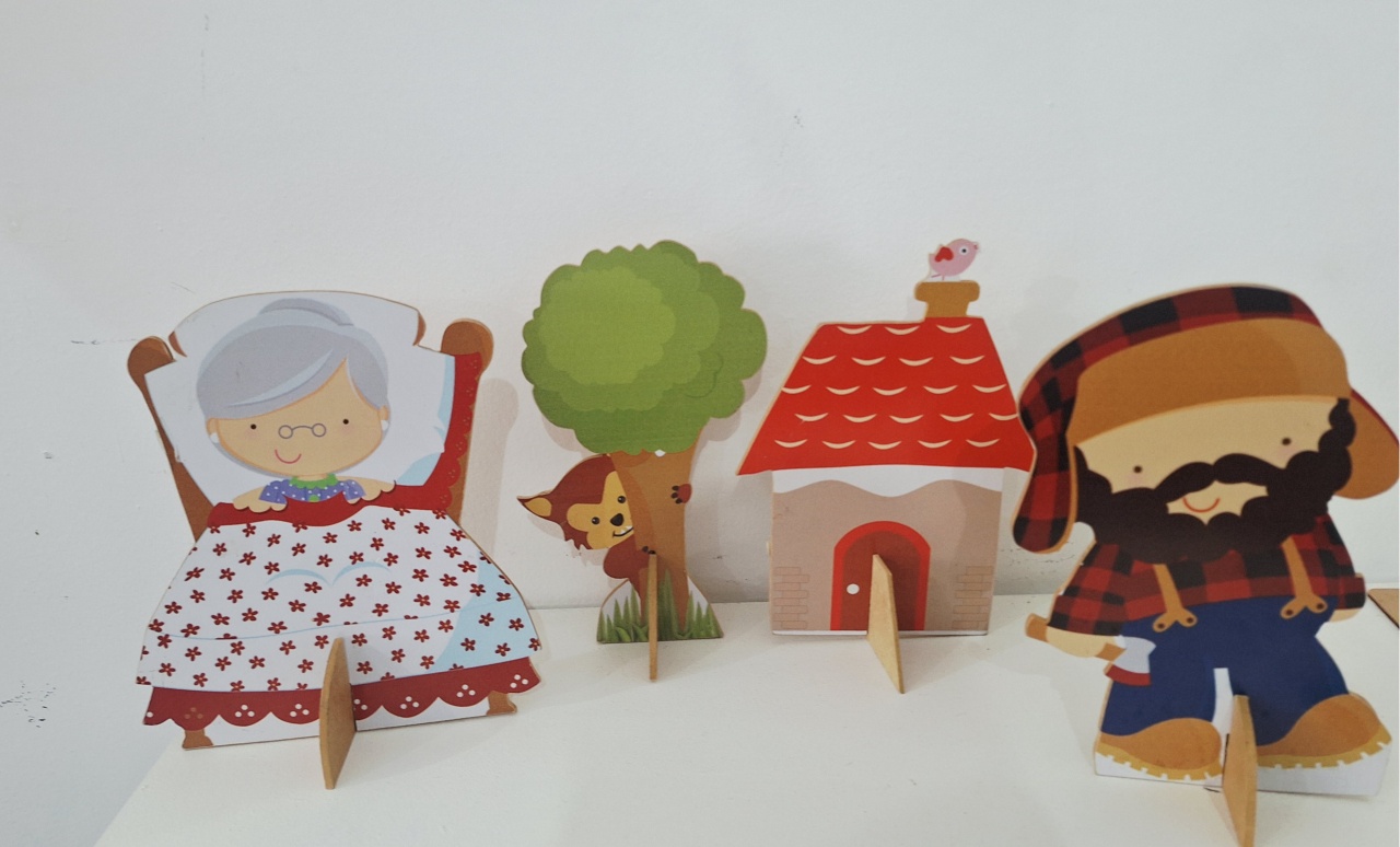 Display Chapeuzinho Vermelho - SonikaDecoracaohttps://wa.me/message/Q2BS5PB4ZSIYH1