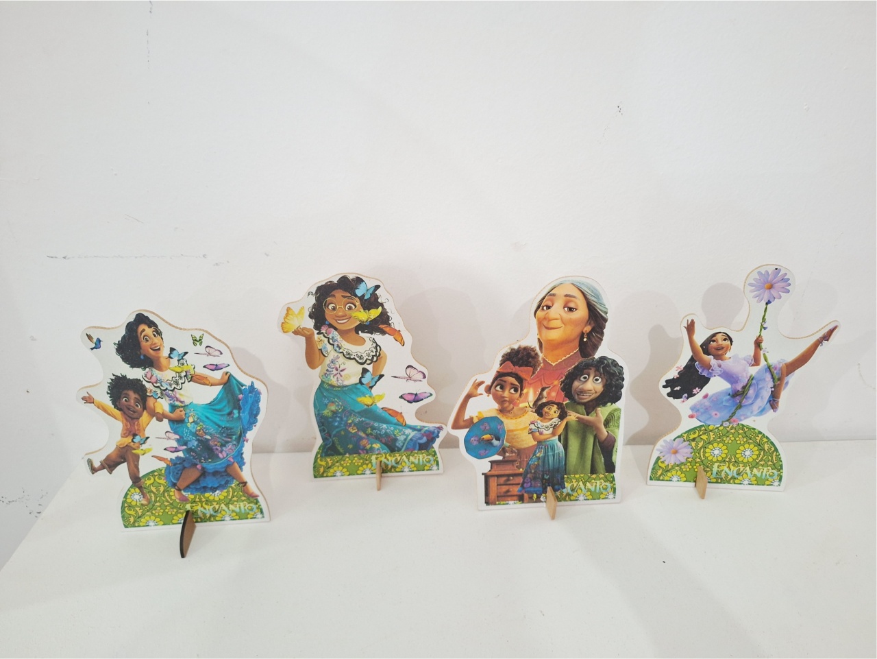 Display Encanto - SonikaDecoracaohttps://wa.me/message/Q2BS5PB4ZSIYH1