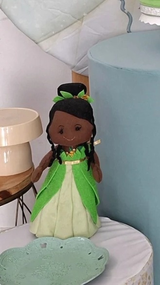 Personagem Princesa Tiana - SonikaDecoracaohttps://wa.me/message/Q2BS5PB4ZSIYH1