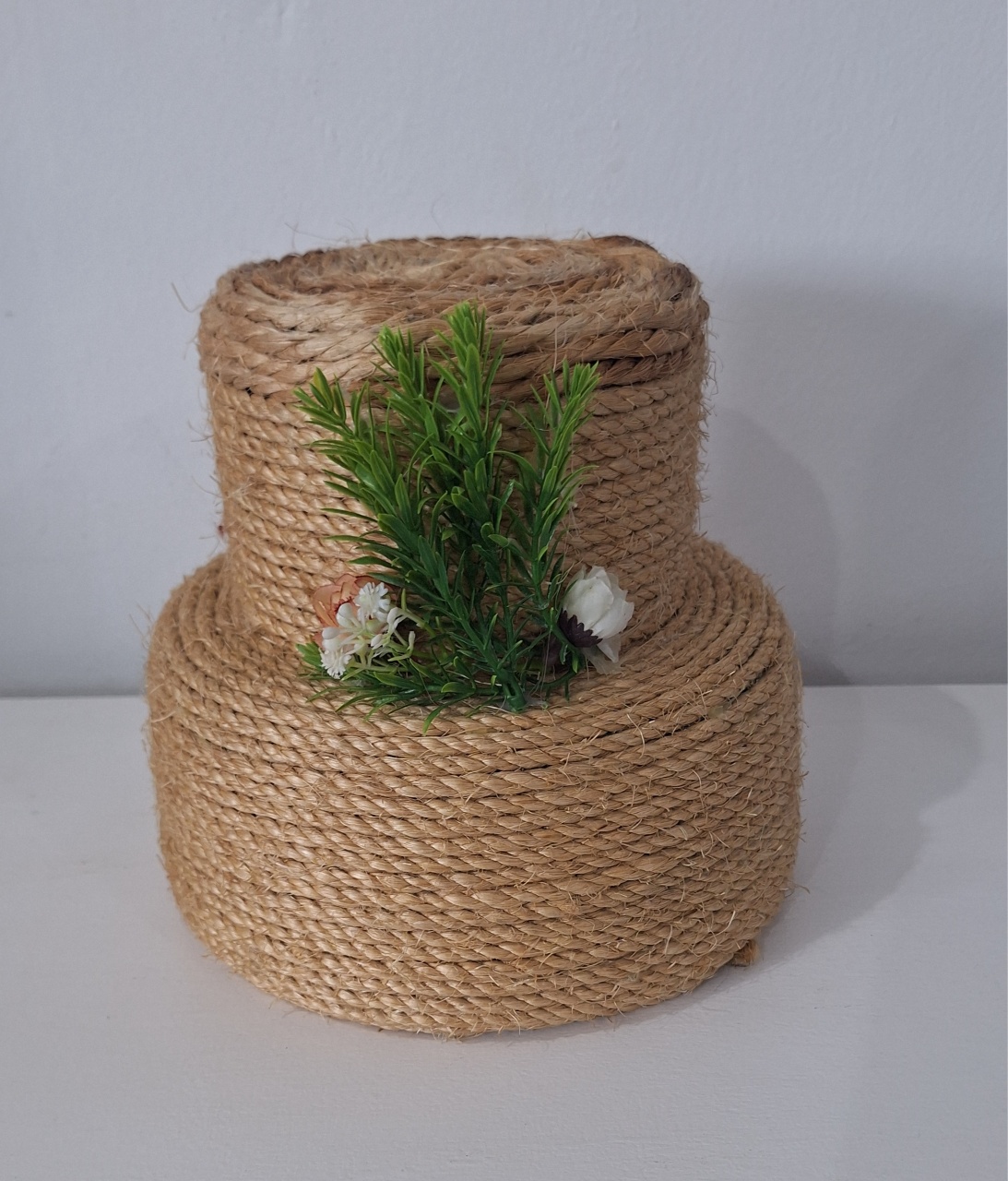 Bolo Fake Sisal / Corda - SonikaDecoracaohttps://wa.me/message/Q2BS5PB4ZSIYH1