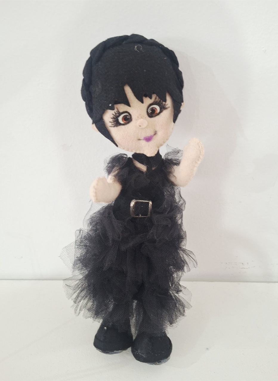 Personagem Vandinha 1 - SonikaDecoracaohttps://wa.me/message/Q2BS5PB4ZSIYH1