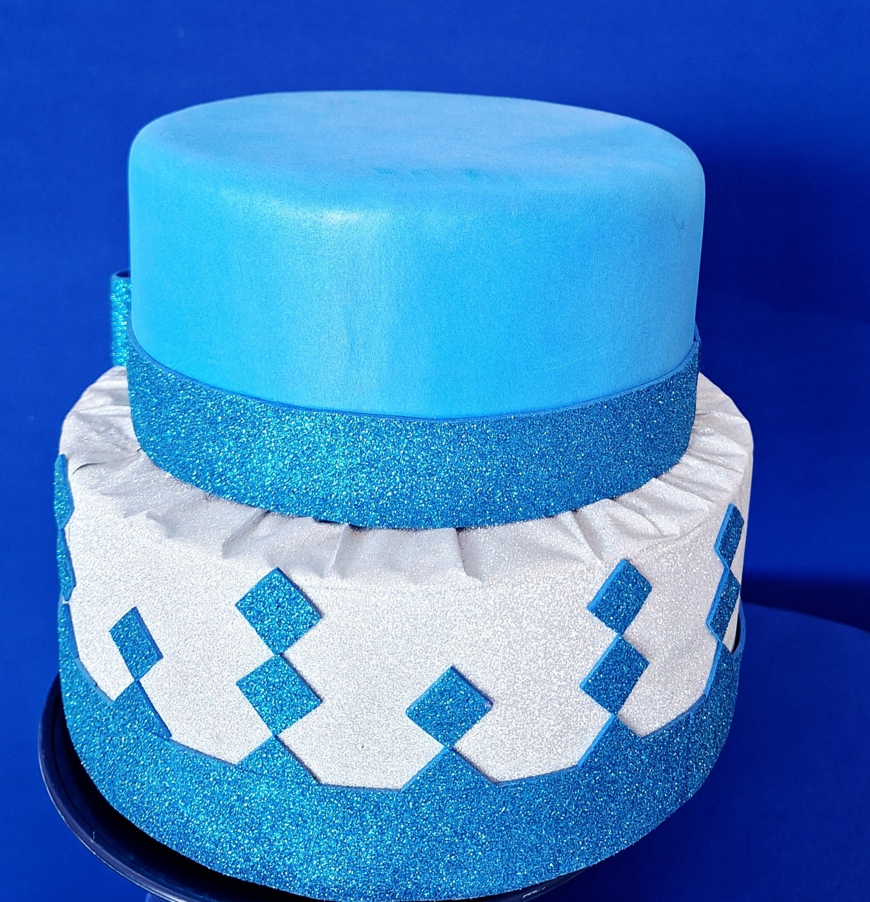 Bolo Fake Azul/Prata - SonikaDecoracaohttps://wa.me/message/Q2BS5PB4ZSIYH1