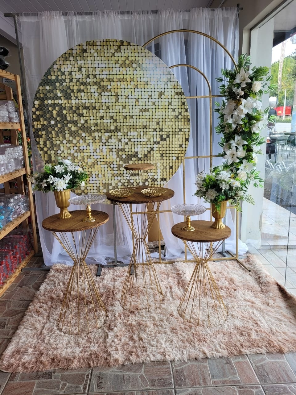 Kit Brilho Dourado, Mesa Bailarina, Janela - Nicolle milde