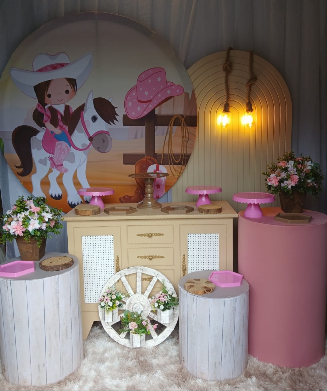 Kit Fazendinha Menina Rosa  + Mesa Poa + Lateral  +Roda Carroça Flores ] - Nicolle milde