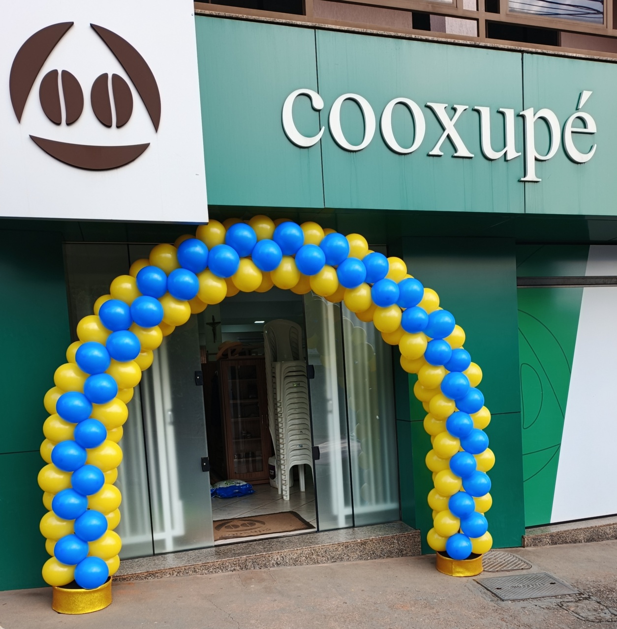 Arco de Balões Azul E Amarelo Cooxupé 03 - FERNANDO FESTAS E EVENTOS