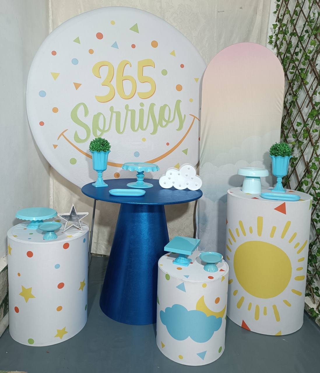 Kit 365 Sorrisos Azul Com Painel Lateral Mesa Core 3 Cilindros 03 - FERNANDO FESTAS E EVENTOS