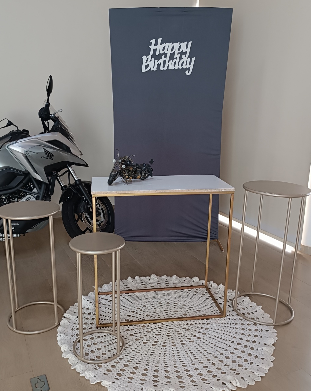 Kit Happy Birthday Cinza Com Mesinha Redonda - FERNANDO FESTAS E EVENTOS