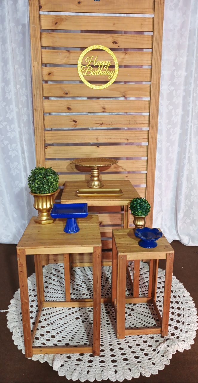 Kit Pallet Com Três Mesas de Madeira - FERNANDO FESTAS E EVENTOS