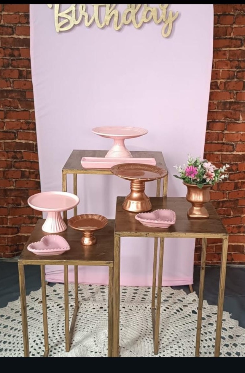 Kit Happy Butter Rosa Com Mesa Quadrada Ferro  - FERNANDO FESTAS E EVENTOS