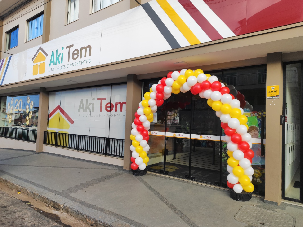 Arco de Balões Amarelo Vermelho E Branco  - FERNANDO FESTAS E EVENTOS