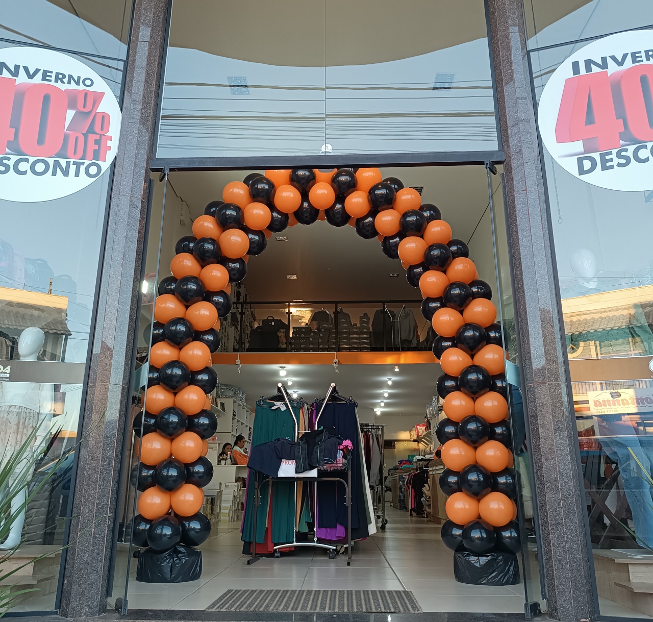 Arco de Balões Laranja E Preto  - FERNANDO FESTAS E EVENTOS