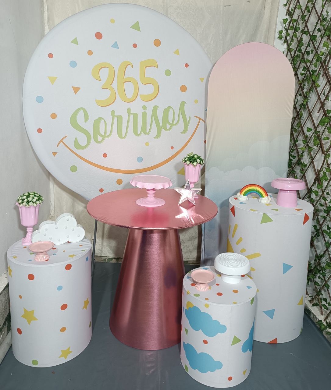 Kit 365 Sorrisos Rosa Com Painel Lateral E Mesa Cone E Cilindros (03) - FERNANDO FESTAS E EVENTOS