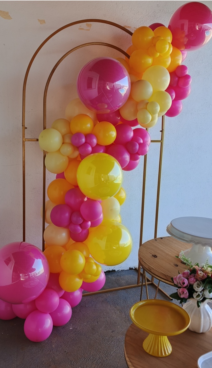 Arco de Baloes Desconstruído Rosa Amarelo E Beje - FERNANDO FESTAS E EVENTOS