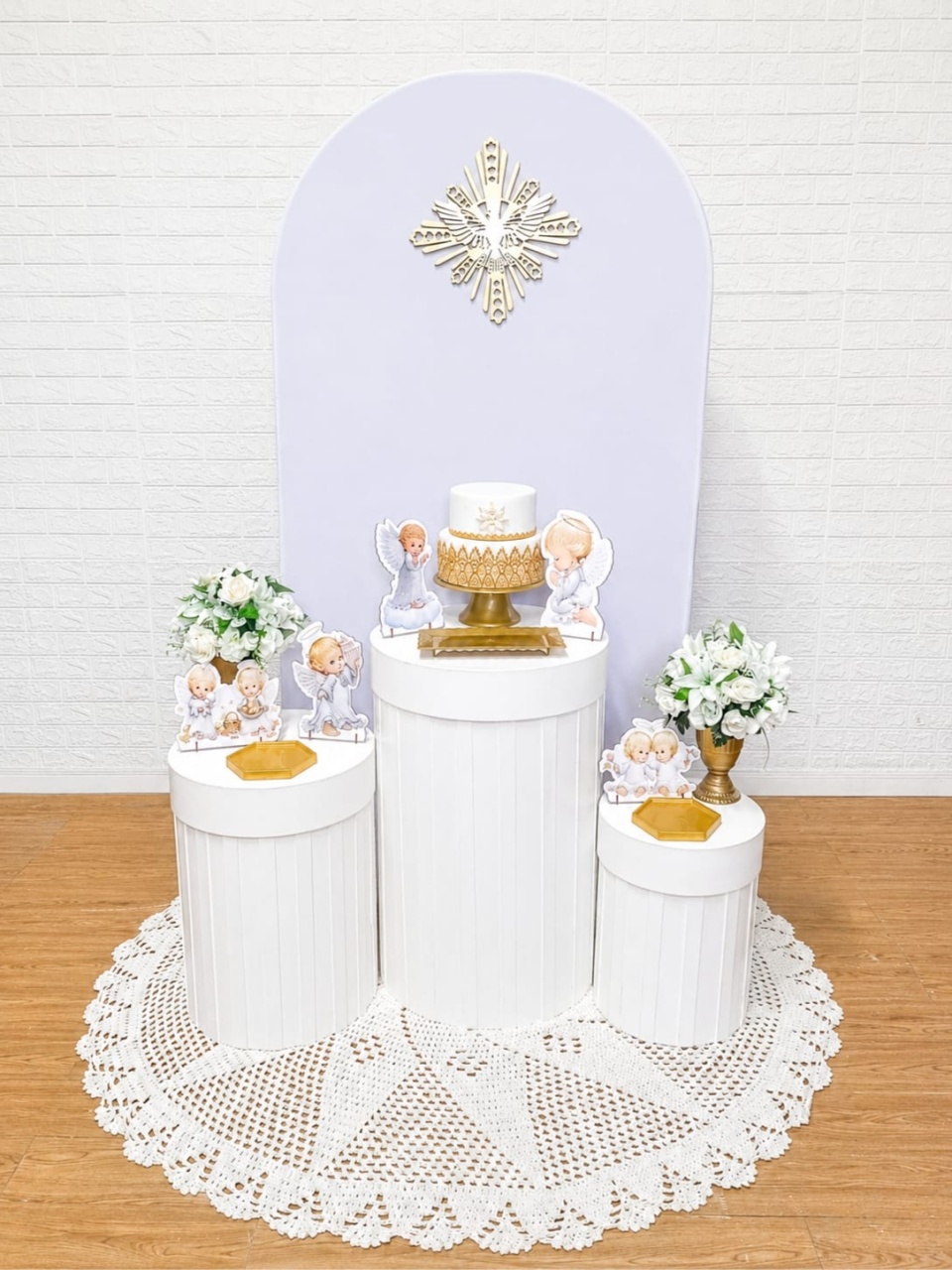 Kit Batizado Painel Romano Com Cilindros Ripados 2 Com Peças de Acrilico - Cassia Decore e Celebre