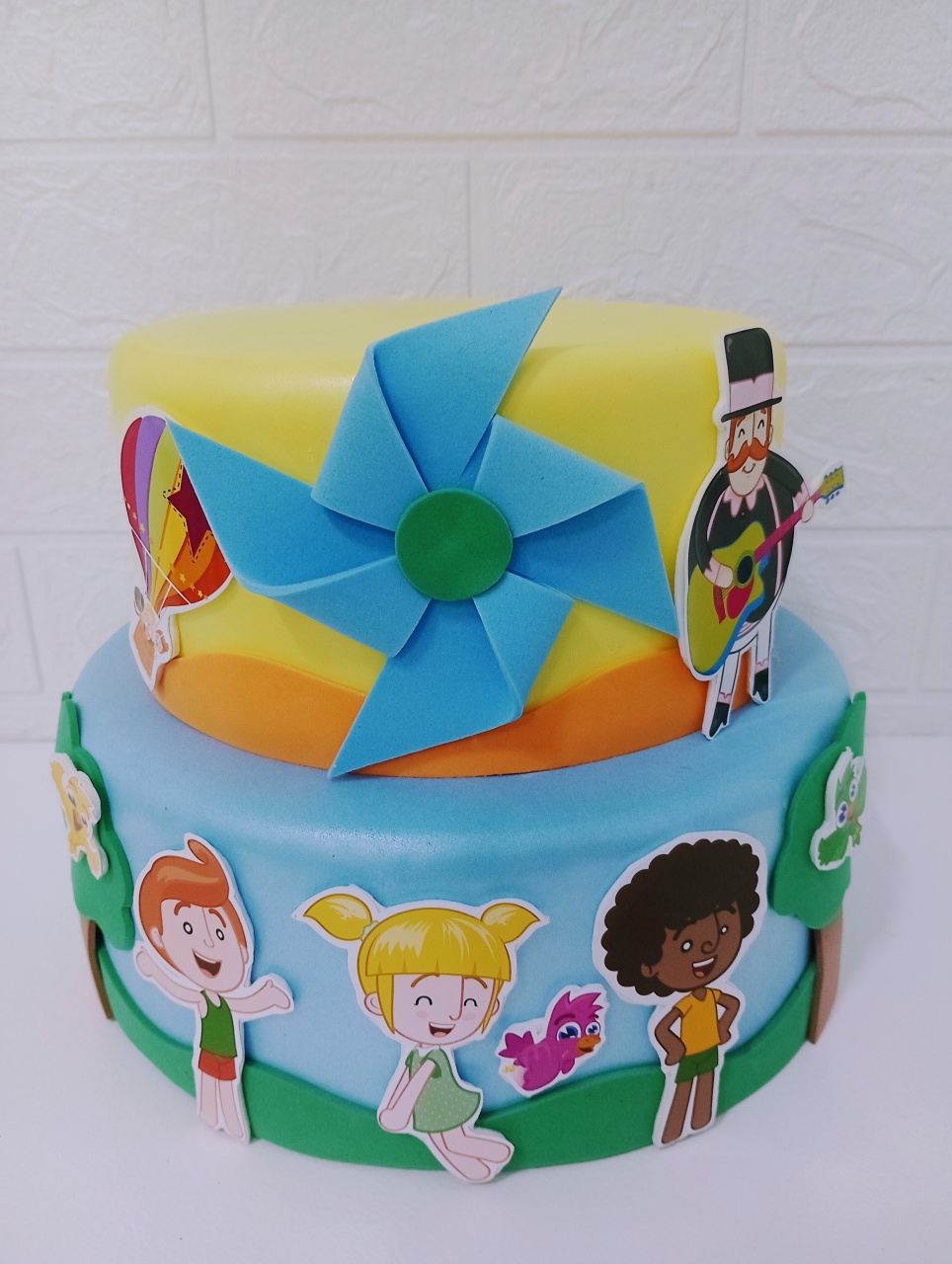 Bolo Fake Mundo Bita 02 Andares - Cassia Decore e Celebre