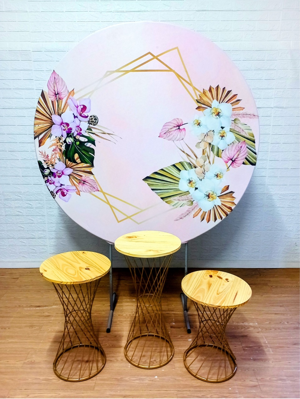 Kit Painel Redondo Flores Brancas E Mesas Trançadas 3 - Cassia Decore e Celebre