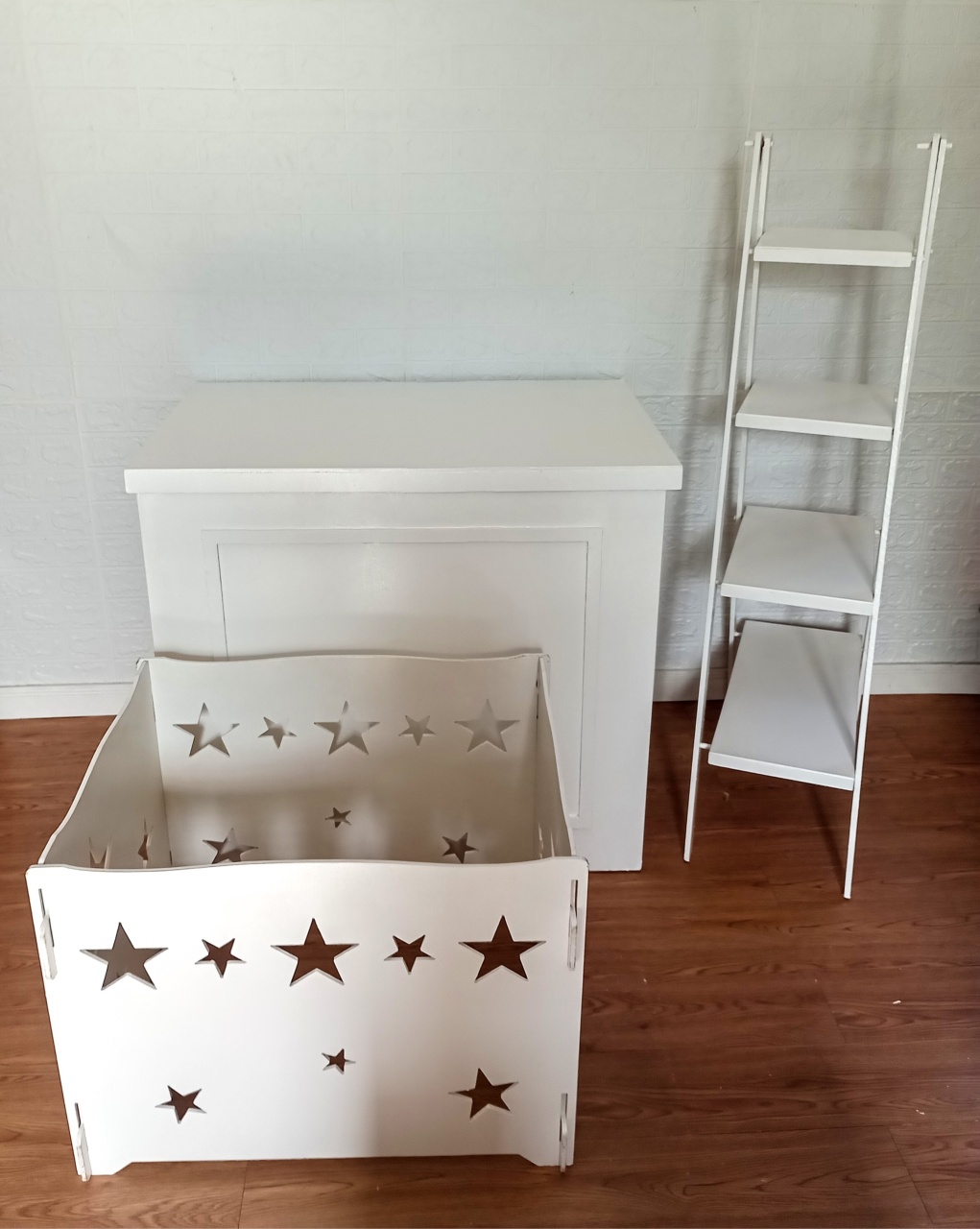 Cômoda Fake Boiserie G Branca Mdf+ Escada Branca Mdf+ Caixa de Presente Mdf - Cassia Decore e Celebre