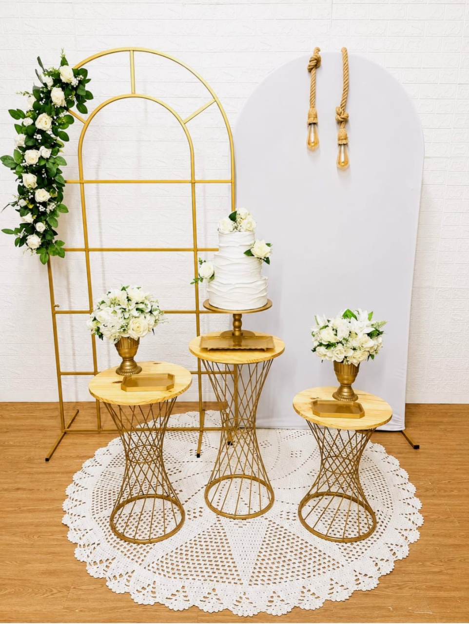 Kit Janela E Romano Com Mesas Trançadas E Peças de Acrílico - Cassia Decore e Celebre