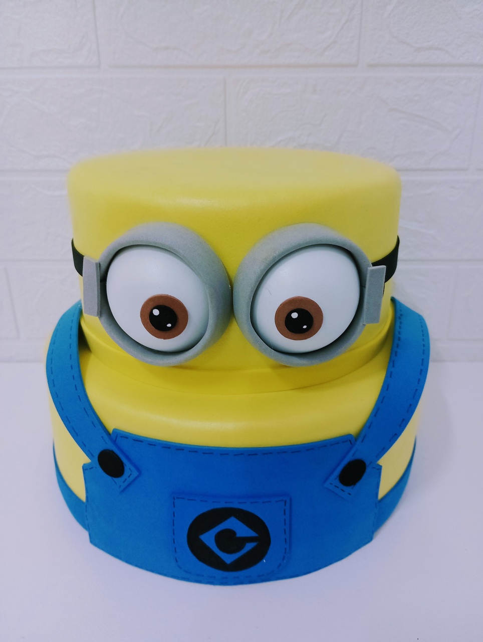 Bolo Fake Minions 02 Andares - Cassia Decore e Celebre