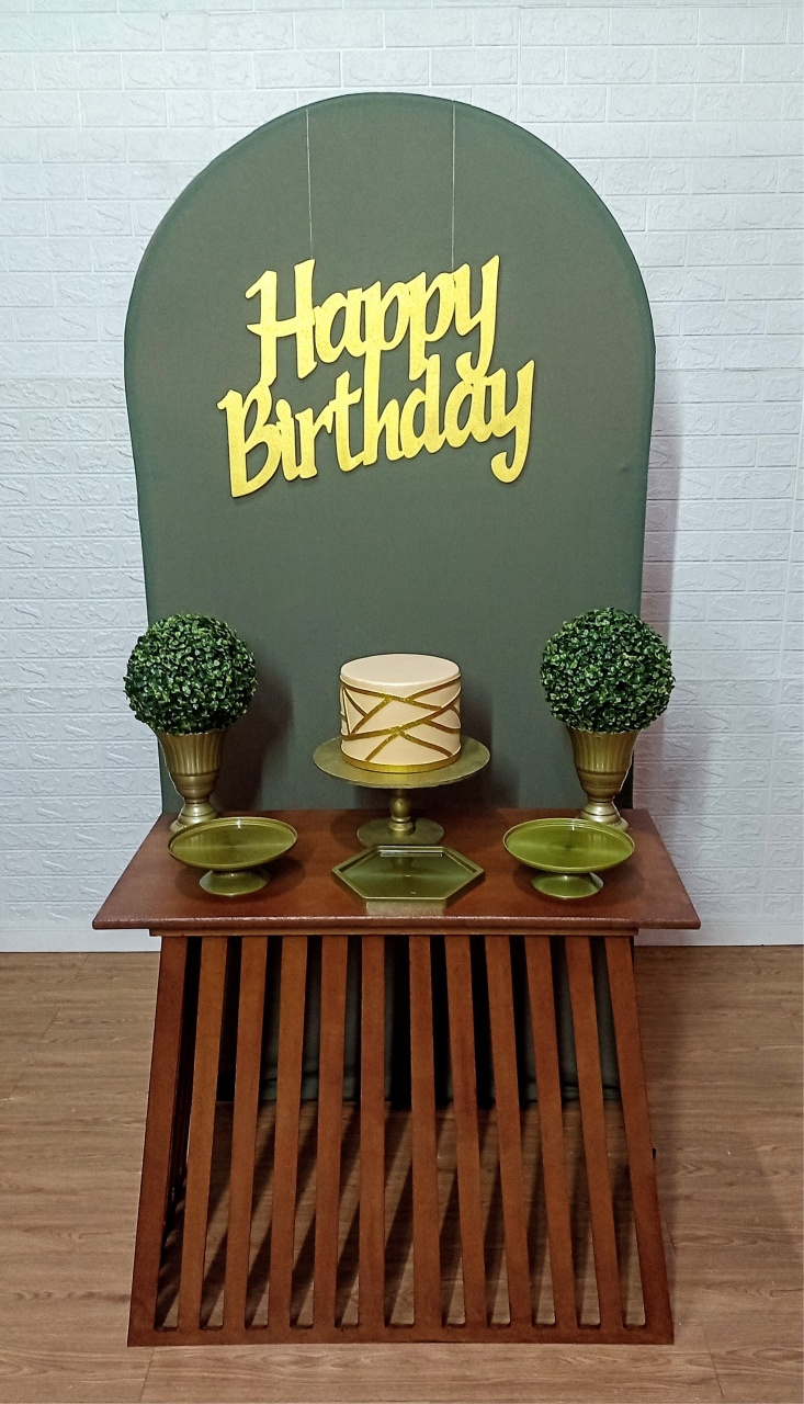 Kit Painel Romano Verde Oliva E 1 Mesas Ripada Triângulo S/ Tapete - Cassia Decore e Celebre