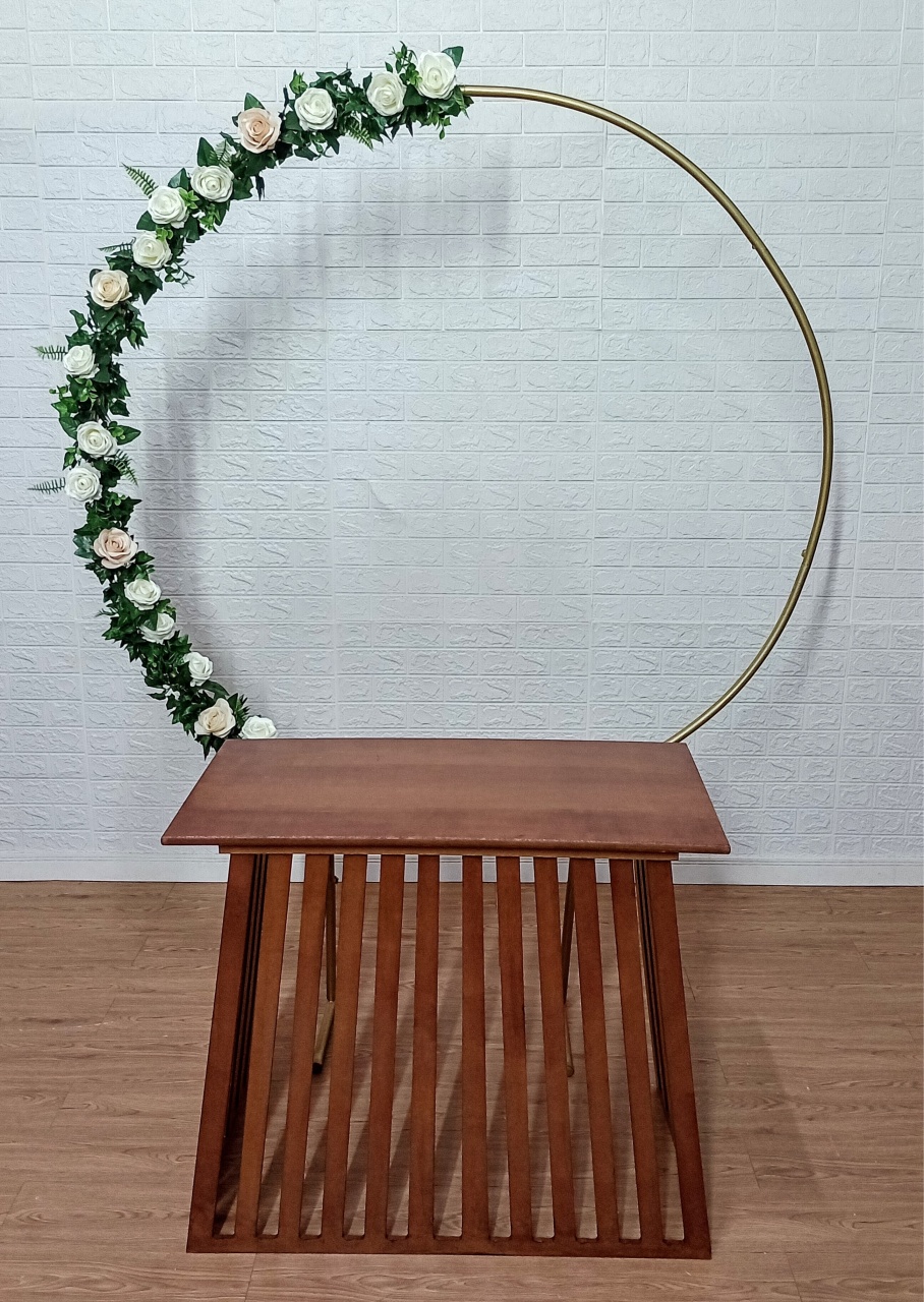 Kit Mesa Ripada Triângulo + Suporte Painel Redondo 1,50 Dourado Vazado Com Flores - Cassia Decore e Celebre