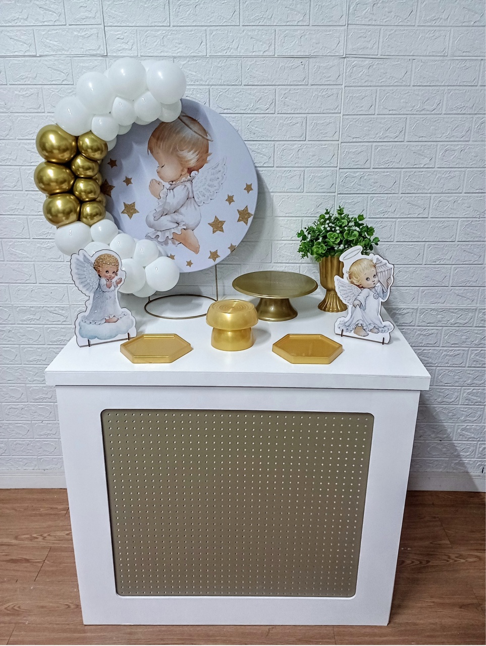 Kit Mini Festa Na Mesa Batizado Com Balões Brancos E Dourados 3 - Cassia Decore e Celebre