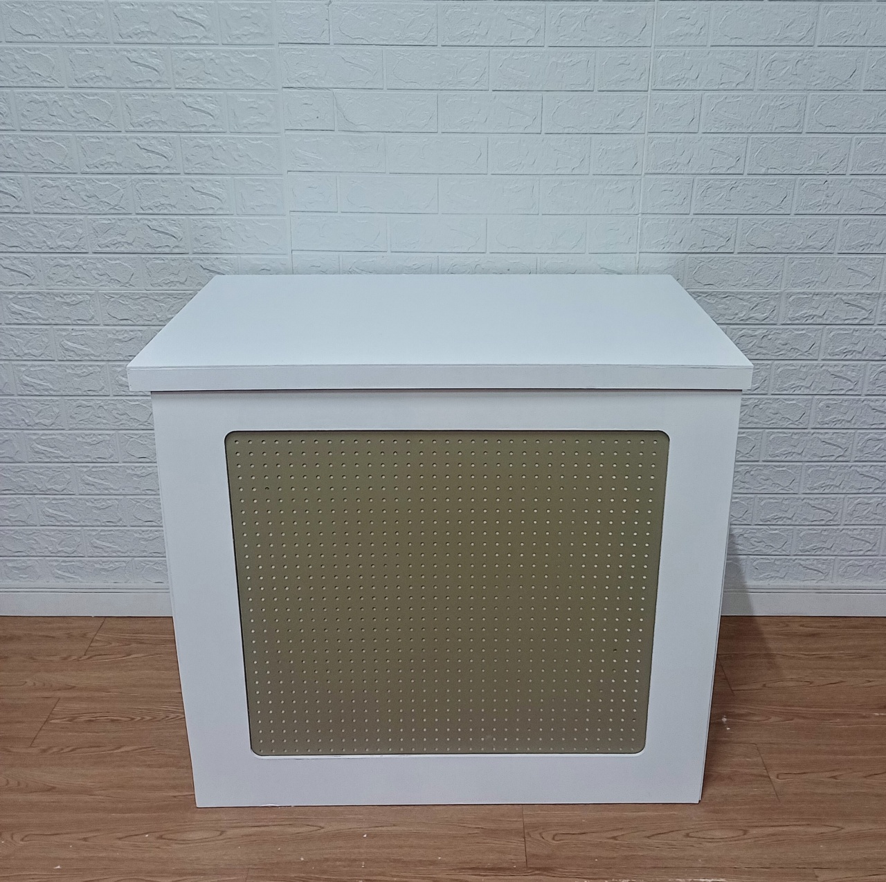 Cômoda Fake Branca 4.1 C/ Grade Bege de Furinhos 2 - Cassia Decore e Celebre