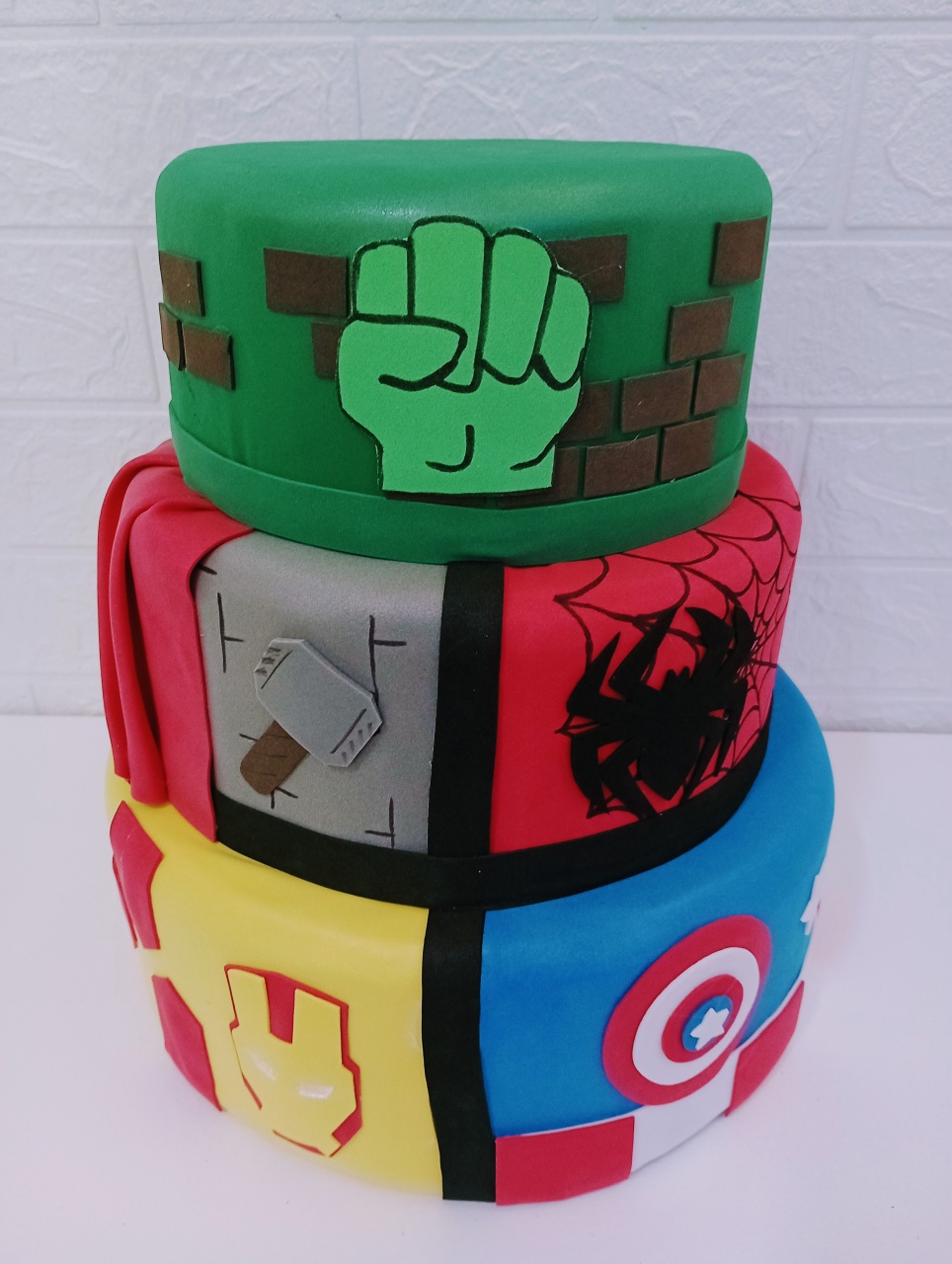 Bolo Fake Heróis Vingadores 3 Andares - Cassia Decore e Celebre