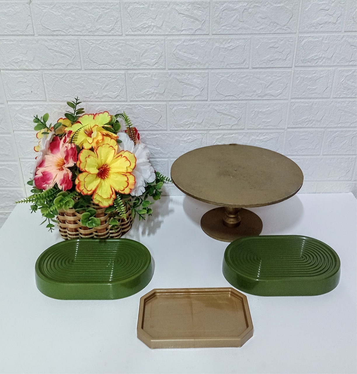 Kit Bandejas / Vasos - Verde Oliva/ Dourada/Cestos 1 - Cassia Decore e Celebre